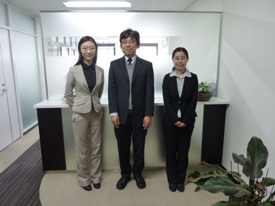 張　晶　氏 (Ms. Zhang Jing, Patent Attorney)敖　蓮　氏　(Ms. Ao Lian, International Department)